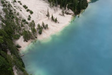 İtalya 'ya giden trentino leke boyunca uzanan kumlu yolun havadan görünüşü.