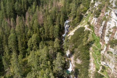 Val di fanes trentino alto adige 'deki şelalelerden birinin havadan görüntüsü.