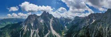 Alto adige lavaredo trentino 'nun üç zirvesinin panoramik hava görüntüsü