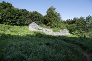 Abruzzo 'daki Majella Dağları' ndaki bir çoban barınağının kalıntıları. 