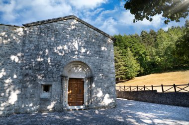 Abruzzo 'daki Majella Dağları' ndaki Ortaçağ Kilisesi.