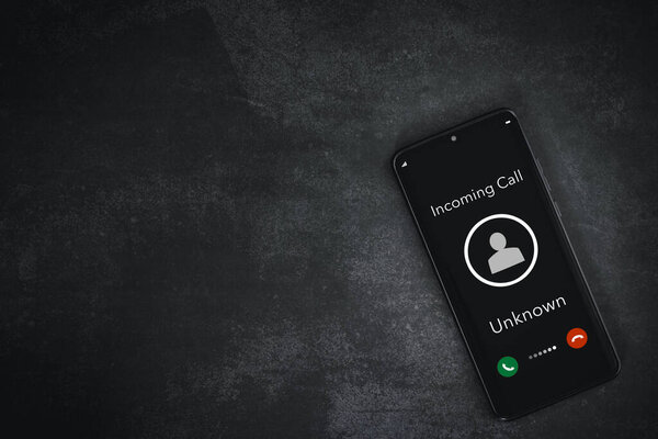 Экран смартфона крупным планом с входящим звонком неизвестным на грубом сером фоне, технологии и концепции подключения