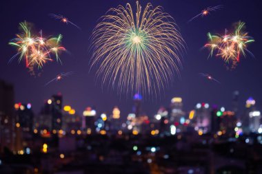 Şehrin arka planında renkli havai fişek gösterisi, kutlama konsepti