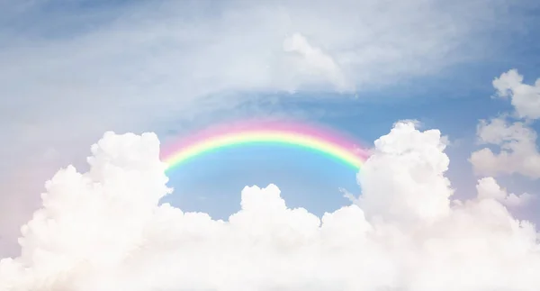 彩虹在乌云密布的蓝天上 美丽的幻想天空 — 图库照片