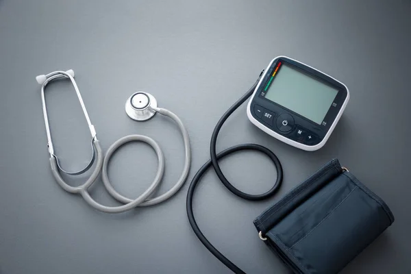 Stethoskop Mit Blutdruckmessgerät Auf Dunkelgrauem Hintergrund Gesundheitskonzept — Stockfoto