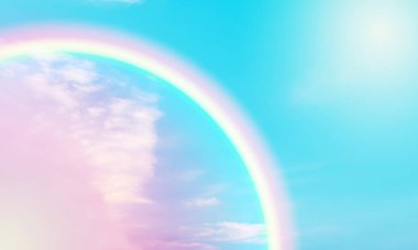 Renkli pastel gökyüzünde bulut ve gökkuşağı şekli