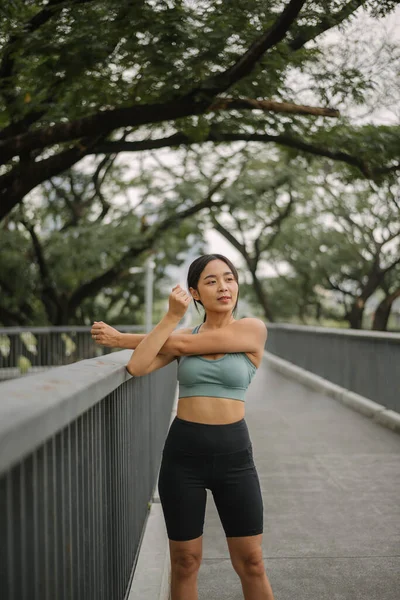 Азиатская Счастливая Женщина Упражняется Парке Утром Здоровая Женщина Носит Спортивную Лицензионные Стоковые Изображения