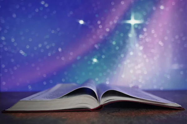 イエスの概念の降誕 彗星の星の下で開かれた聖書とシーン — ストック写真