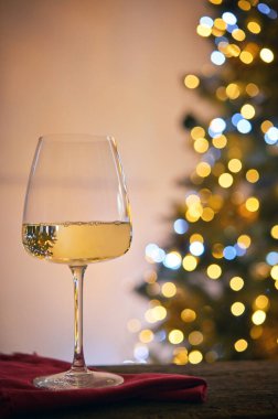 Yakın plan Beyaz Şarap ve Noel Ağacı Işıkları