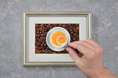 Klasik çerçevenin içinde soyut bir kapuçino bardağı.