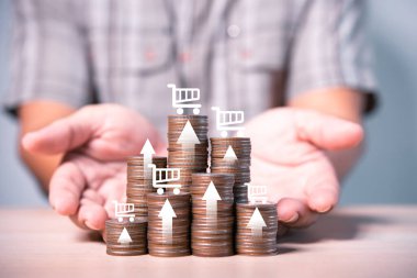 Adam el çabukluğu ile para yığını beyaz büyüme ok ve alışveriş arabası, satış kârı ve yüksek ciro konsepti sunar