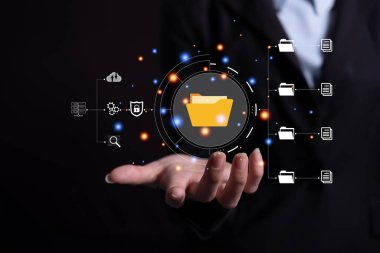 Kadınlar dosyaları ve belgeleri canlı ekran ve belge yönetim sisteminde tutuyorlar