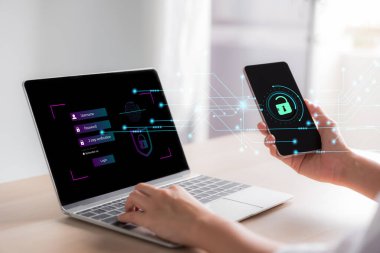 akıllı telefon kullanan kadın el yüksek güvenlikli bir giriş, sanal giriş ekranı bilgisi, güvenli internet erişimi, siber güvenlik için 2 adım doğrulama al