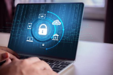 Hilgly güvenlik sistemini açmak için laptop girdi bilgisini kullanan adam eli, sanal ekranda dijital akıllı erişim