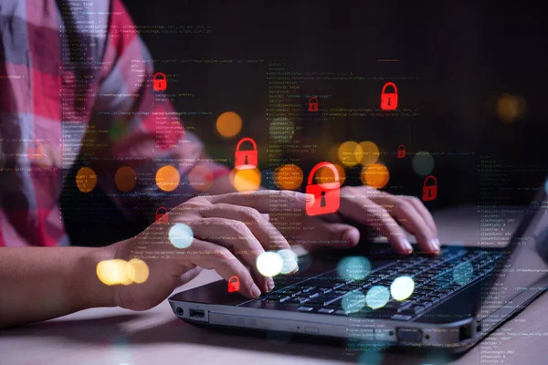 仮想マルチロックパッド画面上の男の手 サイバー攻撃から保護するためのデータ保護サイバーセキュリティシールドガード ネットワークセキュリティ技術の概念 — ストック写真