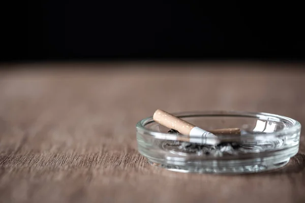 Queima Vara Cigarro Cinzeiro Mesa Madeira — Fotografia de Stock