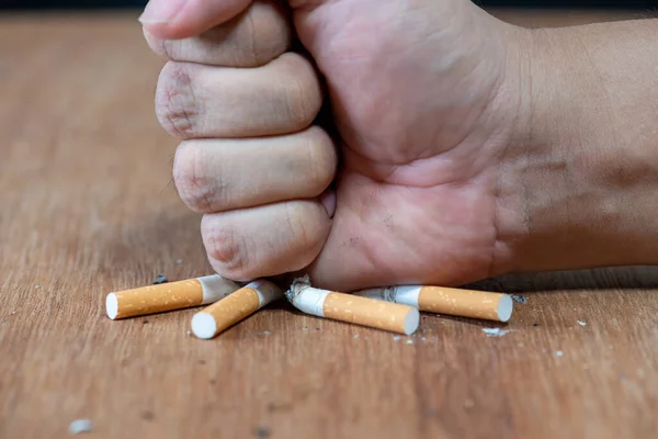Man Hand Slog Cigarett Sluta Röka Tecken Koncept — Stockfoto