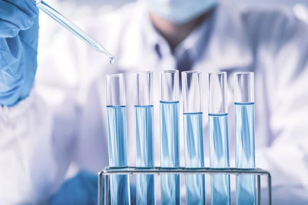 Kimyager Bilim Adamı Kimyasal Sıvıyı Test Tüpüne Bilim Araştırmaları Geliştirme — Stok fotoğraf