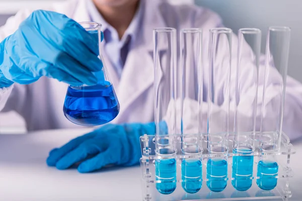 Químico Cientistas Segurando Frascos Forma Maçã Para Misturar Produtos Químicos — Fotografia de Stock