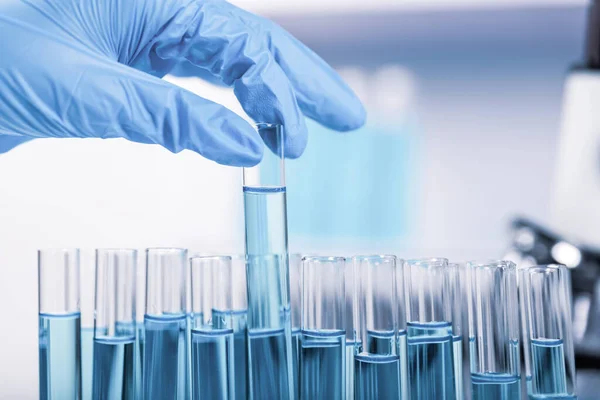 Chemiker Wissenschaftler Hand Abholen Reagenzglas Aus Dem Rack Labor Hintergrund Stockbild