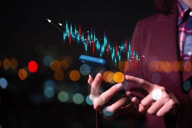 İş adamı veya tüccarının eli akıllı telefon, planlama ve strateji, borsa, iş büyümesi, ilerleme veya başarı konsepti üzerinde büyüyen sanal bir hisse senedi gösteriyor. Ticarete yatırım