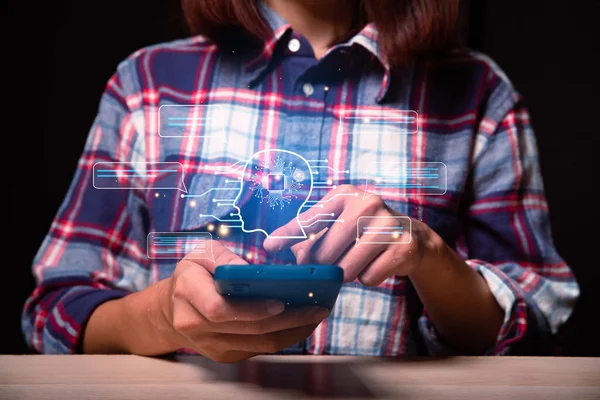 商人的手在虚拟屏幕上显示人工智能人脑机器人聊天功能 与机器人聊天以获取信息 未来主义的技术变革概念 图库照片
