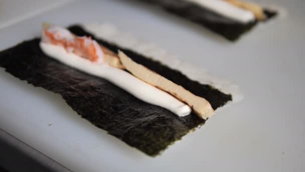 Şlem Japon Mutfak Aşçısının Suşi Pişirmesi Karidesleri Böreğin Içine Nazikçe — Stok video
