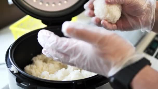 Cozinheiro Japonês Habilmente Toma Bola Arroz Processo Hipnotizante Panela Arroz — Vídeo de Stock