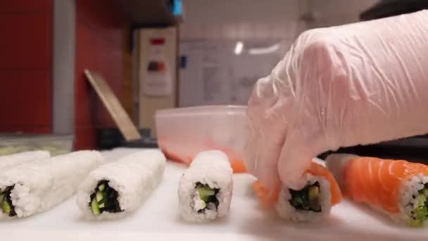 Senti Abilità Dello Chef Giapponese Mentre Crea Deliziosi Rotolo Filadelfia — Video Stock