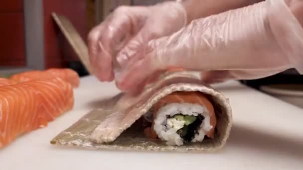 Habilidade Chef Japonês Que Habilmente Preparou Rolos Sushi Com Suculenta — Vídeo de Stock