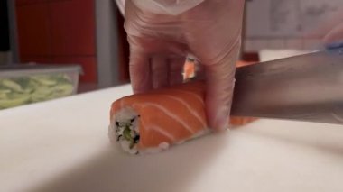 Japon aşçı, Philadelphia 'yı ustalıkla 8 parçaya bölerken tanık olacak. Her kesik, bu nefis ekmeklerin ustalığının arkasındaki ustalığı gözler önüne seriyor.. 
