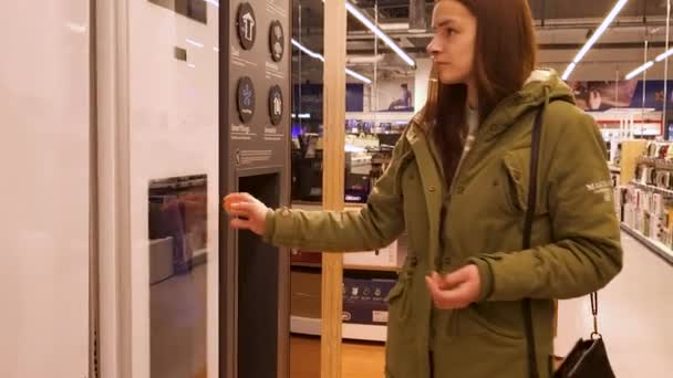 Riga Letonia Febrero 2024 Young Girl Inspecting Opening Clothes Drying — Vídeos de Stock