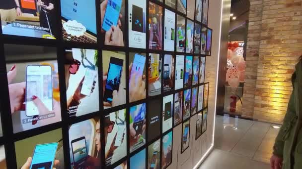라트비아 2024 다양한 화면에 전화의 영감을 테이션 기능의 풍부함을 보여줍니다 — 비디오