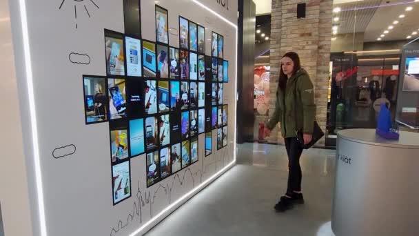 Рига Латвія Лютого 2024 Року Надихаюча Презентація Мобільних Телефонів Samsung — стокове відео