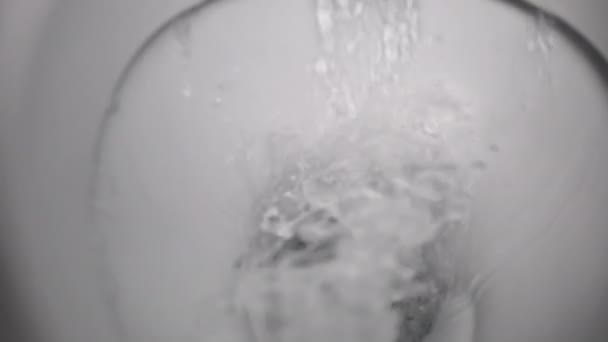 Destaque Simplicidade Manter Banheiro Higienizado Lavando Vaso Sanitário Demonstrar Importância — Vídeo de Stock