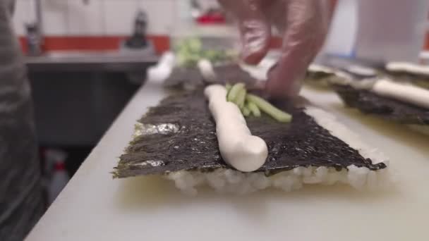 Mästare Sushi Kock Skickligt Placera Skarpa Gurkor Varje Rulle Lägga — Stockvideo