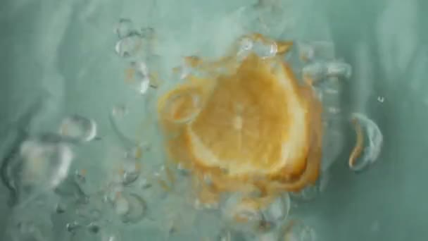 Barevné Plátky Pomeranče Vápna Elegantně Sestupují Vody Vytvářejí Fascinující Vlnky — Stock video