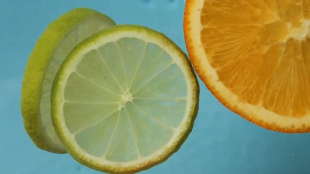 Živé Plátky Pomeranče Vápna Bob Jemně Vodní Hladině Citrusové Plátky — Stock video