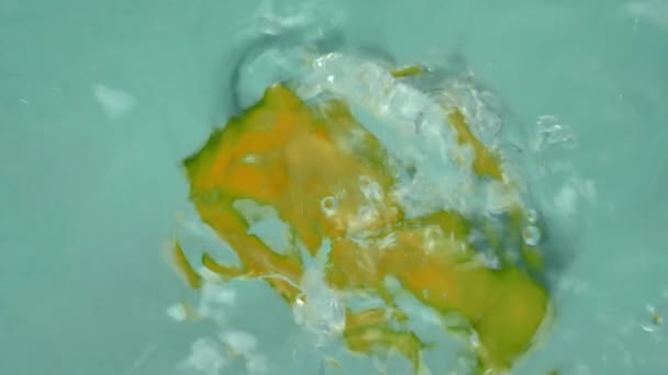 Eine Reife Avocado Schneidet Durch Die Luft Und Stürzt Mit — Stockvideo