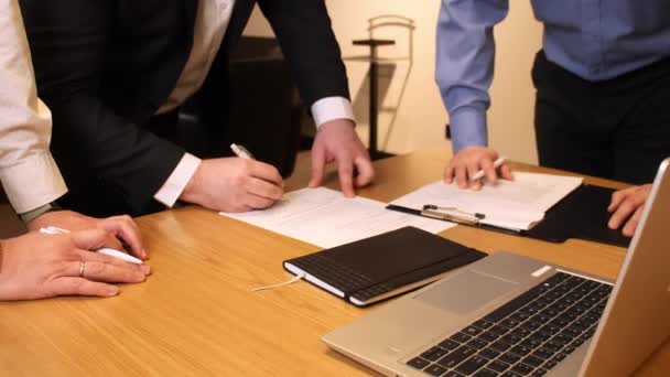 Trzech Biznesmenów Angażuje Się Proces Podpisywania Dokumentów Stojąc Obok Siebie — Wideo stockowe