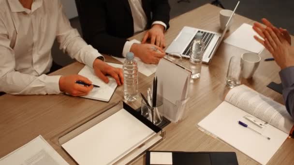 Männer Businesskleidung Treffen Sich Büro Schreibtisch Besprechen Arbeitsbezogene Angelegenheiten Treffen — Stockvideo