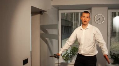 İş adamı, iş çözümleri ofis çalışma kavramını tartışmak ve strateji belirlemek üzere ofis kapılarını açmak için el hareketi ve cam kapılarla iş arkadaşlarını ofise davet ediyor. İş Giysisi 