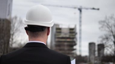 Beyaz miğfer çizimleri, mimar şekilleri projesinden Insight 'ın arkasındaki inşaat vinci mimar bu ikilem projeye konseptten tamamlamaya rehberlik etmek için çok önemli.