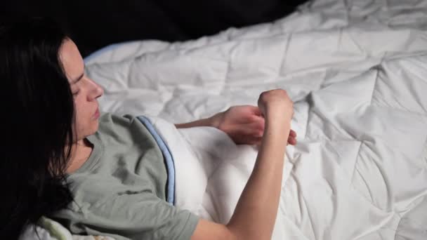 Junge Frau Unter Weicher Decke Auf Licht Bett Nimmt Nachdenklich — Stockvideo