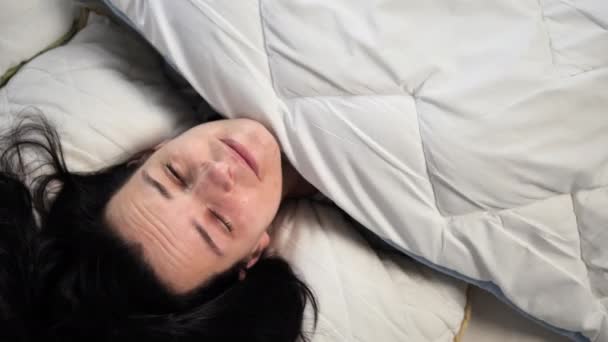 Joven Morena Despierta Suavemente Frotándose Delicadamente Los Ojos Para Saludar — Vídeos de Stock