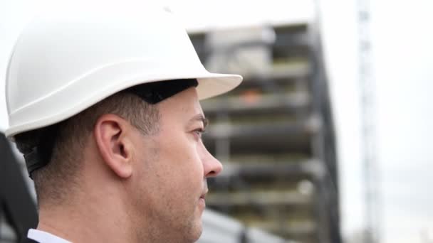 Professioneller Blick Architekt Mit Weißem Helm Business Anzug Beschäftigt Sich — Stockvideo