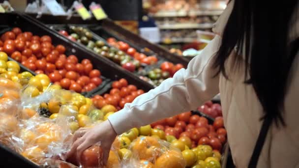 Супермаркете Женщина Выбирает Свежие Помидоры Мягко Сжимая Обеспечить Зрелость Вдумчиво — стоковое видео