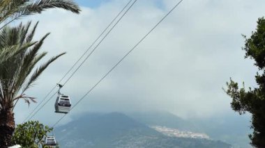 Bir noktadan diğerine Funicular geçişler, huzurlu ve resimsel bir yolculuk sağlıyor. Füniküler ulaşımın güzelliğini ve işlevselliğini vurgulayan videolar için ideal.