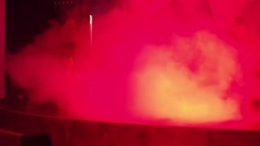 Gösteri sahnesinde, ışık ve duman gösterisi devam ediyor. Eğlence ve etkinlik için mükemmel içerik dinamik atmosferi canlı gösteri gösterisi ve ışık ve duman efektleri ile sahne gösterisinin heyecanı.