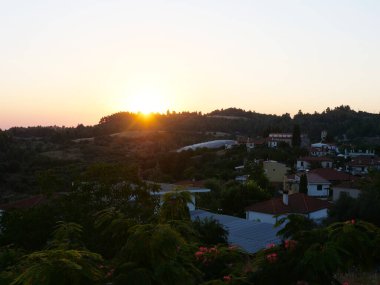 Güzel günbatımı, dağların üzerinde altın gibi parıldıyor. Sıcak renkleriyle doğayı aydınlatıyor. Gün batımında, dağ ve doğa huzur ve nefes kesici güzelliğin tadını çıkarıyor.. 